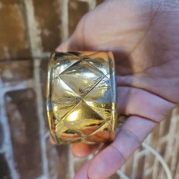 Chanel Gold Cuff Bracelet Matelasse circa 1970 - Picture 4 of 8